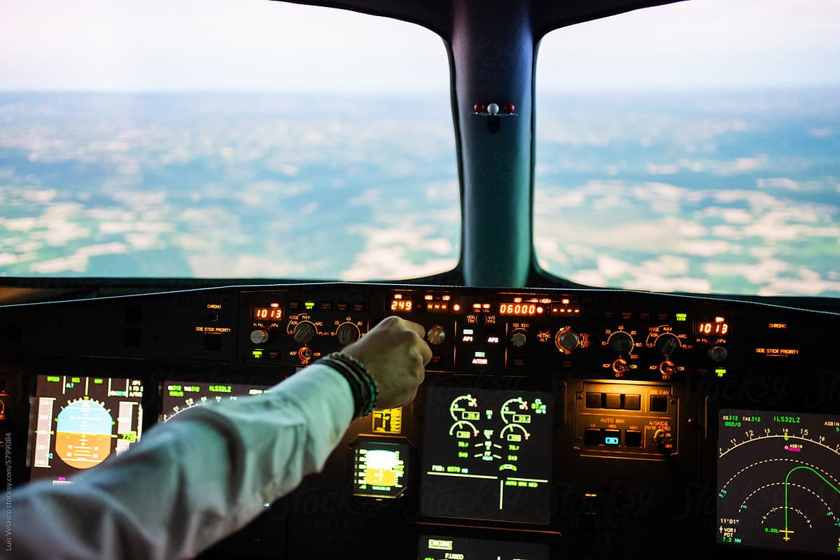 Control cockpit with indicators and an overview of the operation